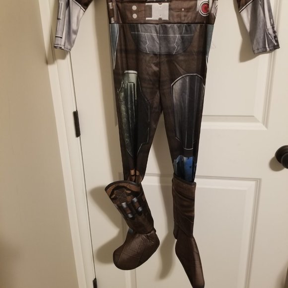 Star Wars Mandalorian Costume with cape, belt, gloves (2 right hands) , and mask - Picture 3 of 11